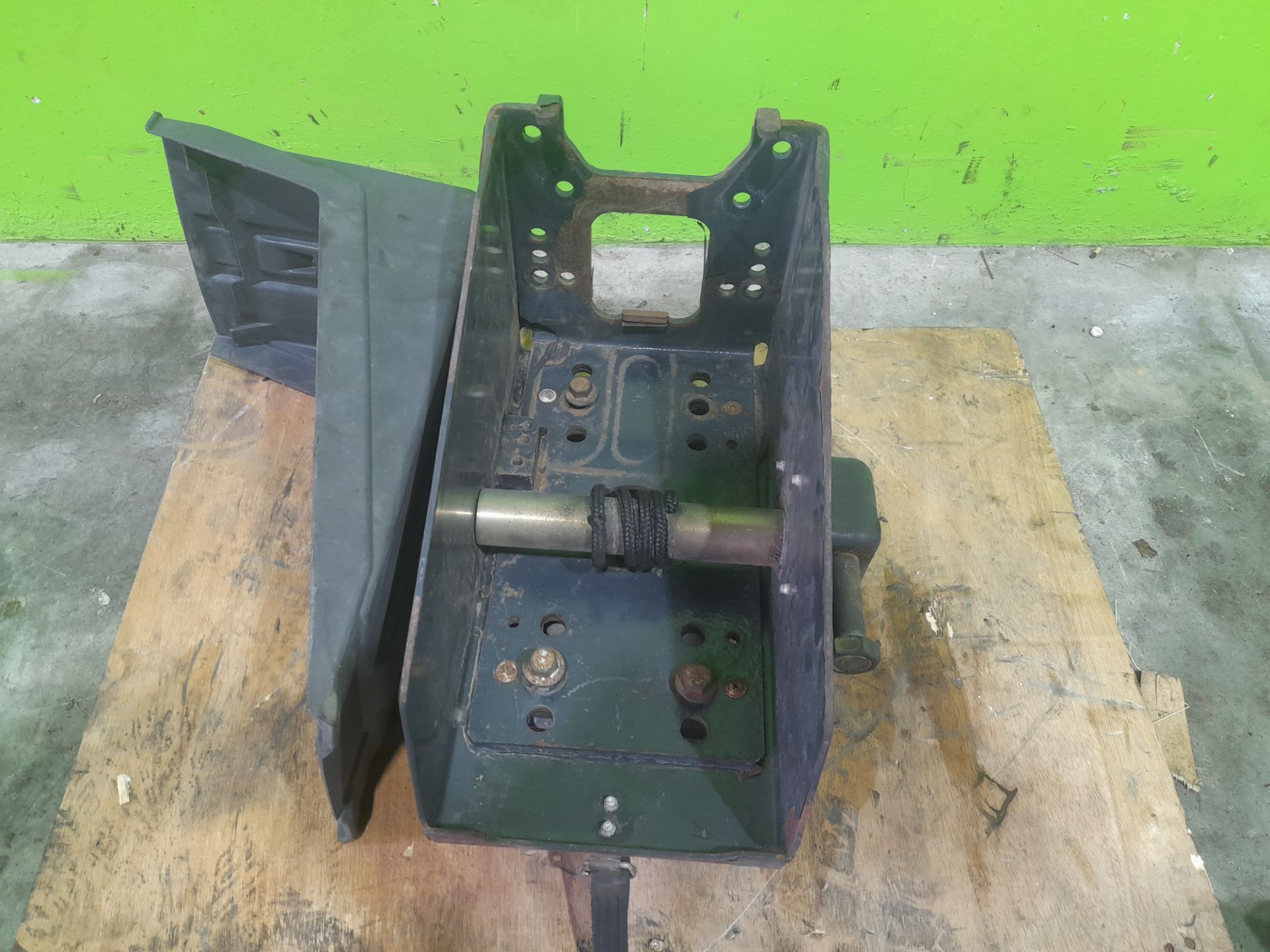SOPORTE RUEDA REPUESTO IVECO EUROCARGO *