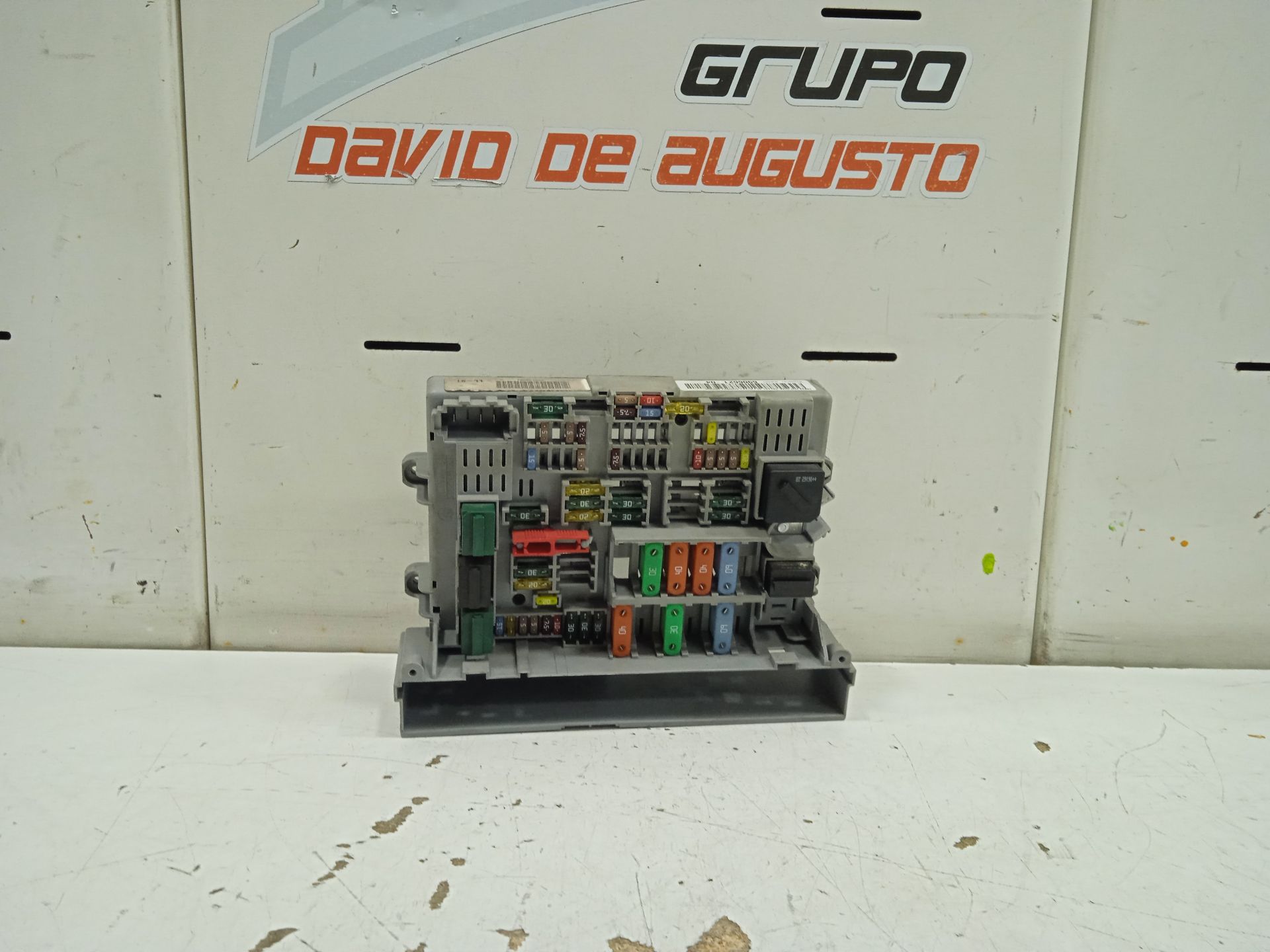 CAJA RELES / FUSIBLES foto 3