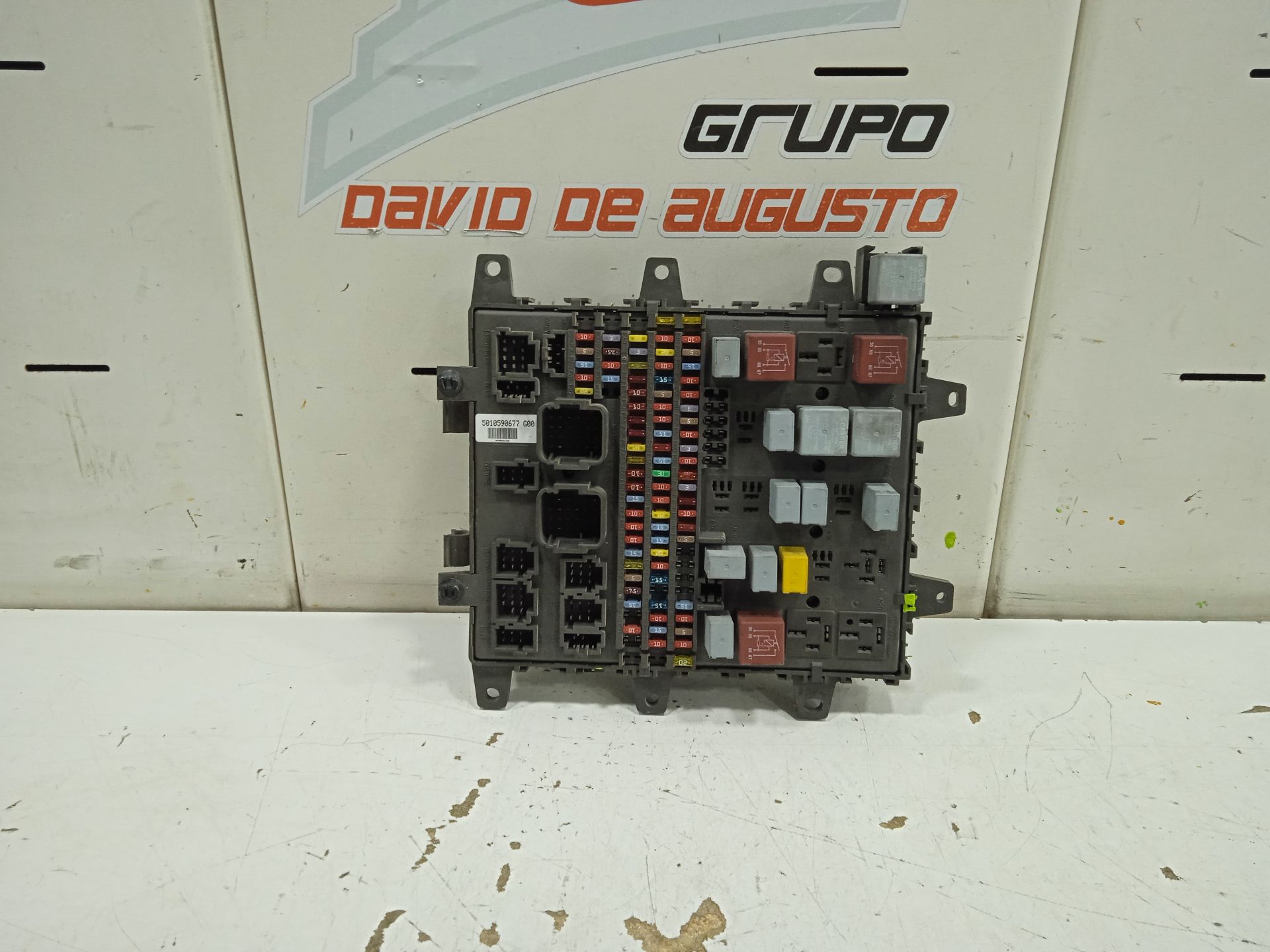 CAJA RELES / FUSIBLES RENAULT PREMIUM DISTRIBUTION *