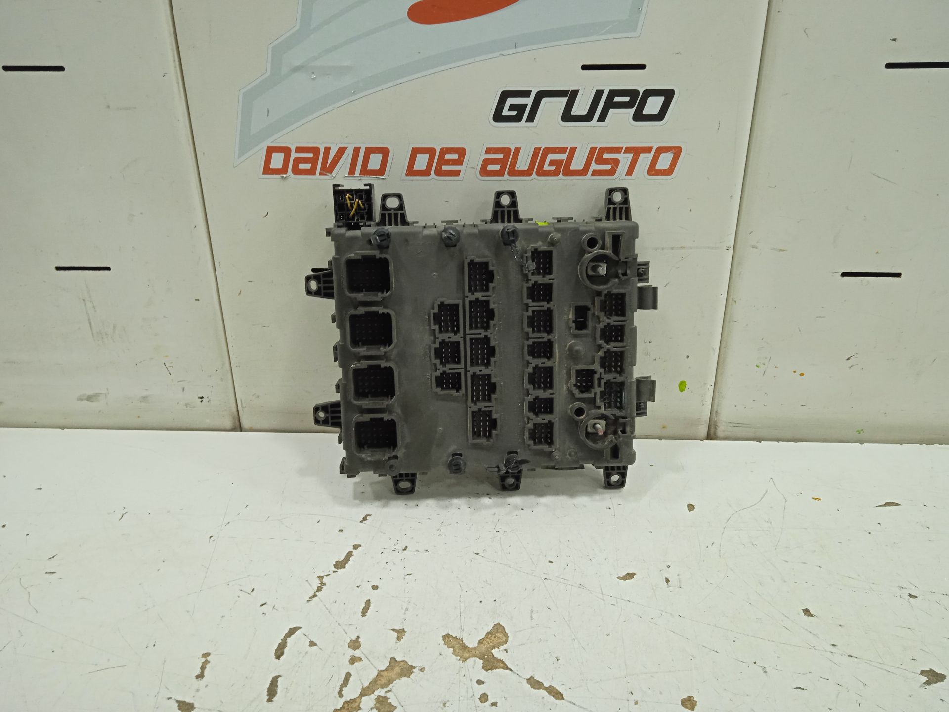 CAJA RELES / FUSIBLES RENAULT PREMIUM DISTRIBUTION *