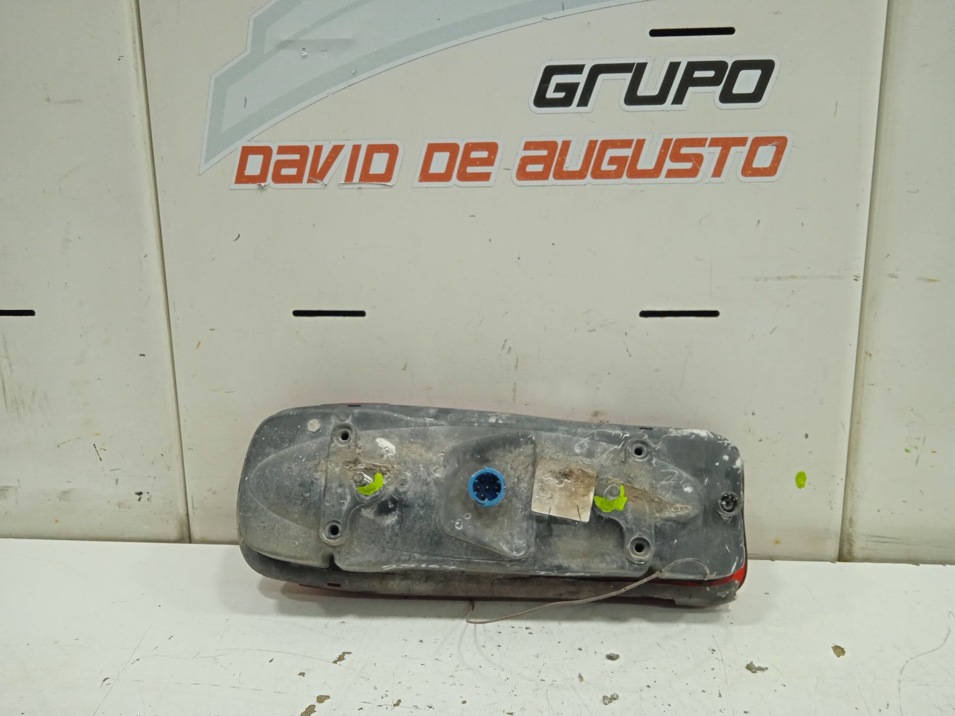 PILOTO TRASERO DERECHO NISSAN CABSTAR TL28