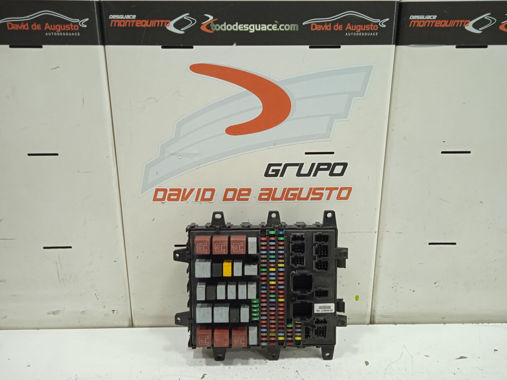 CAJA RELES / FUSIBLES foto 3