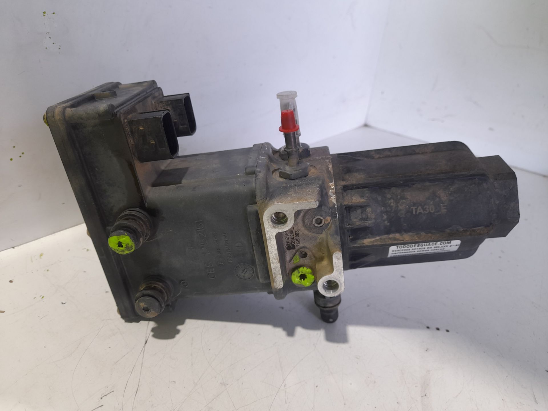 DISPENSADOR BOMBA ADBLUE MERCEDES-BENZ ACTROS BM 963.XXX 2-ACHSER 18XX 4x2 Sattelzugmaschine L BigSpace