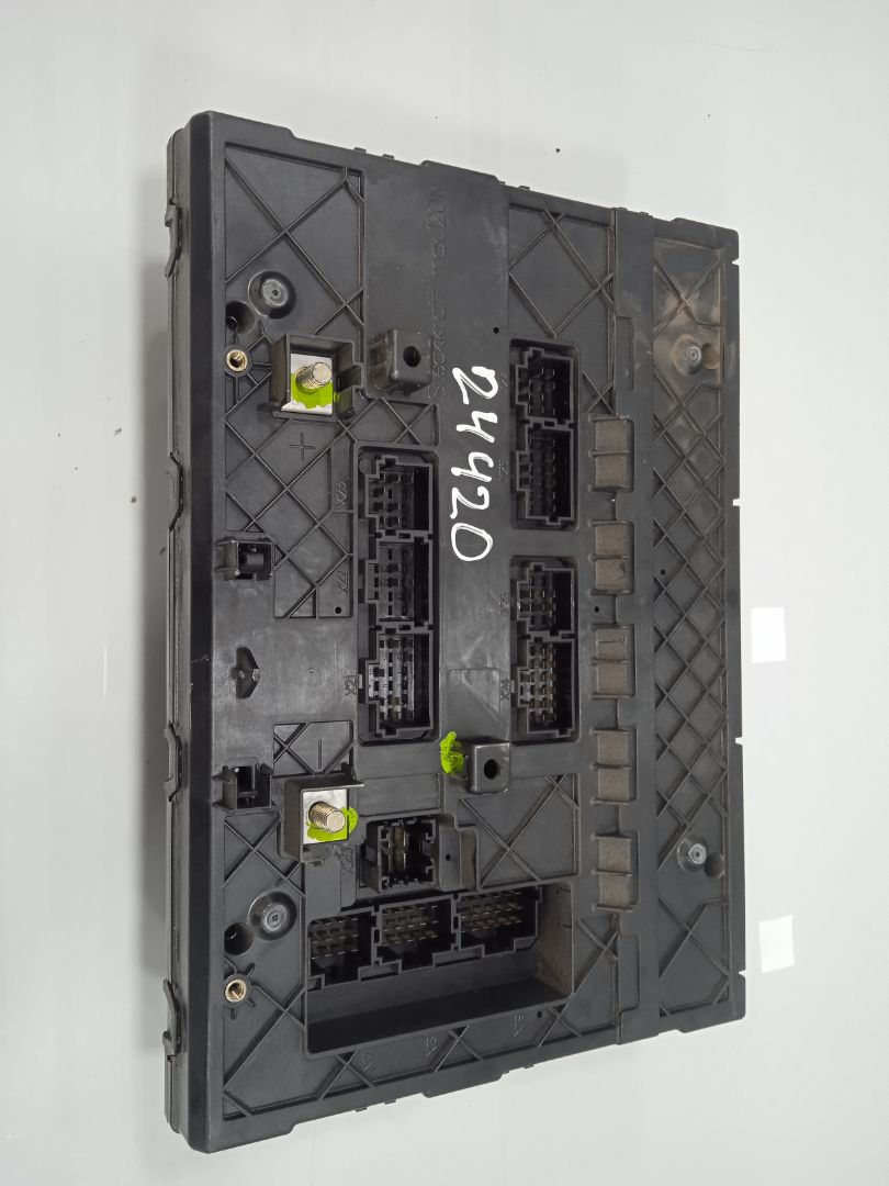 CAJA RELES / FUSIBLES MERCEDES-BENZ ACTROS BM 963.XXX 2-ACHSER 18XX 4x2 Sattelzugmaschine L BigSpace
