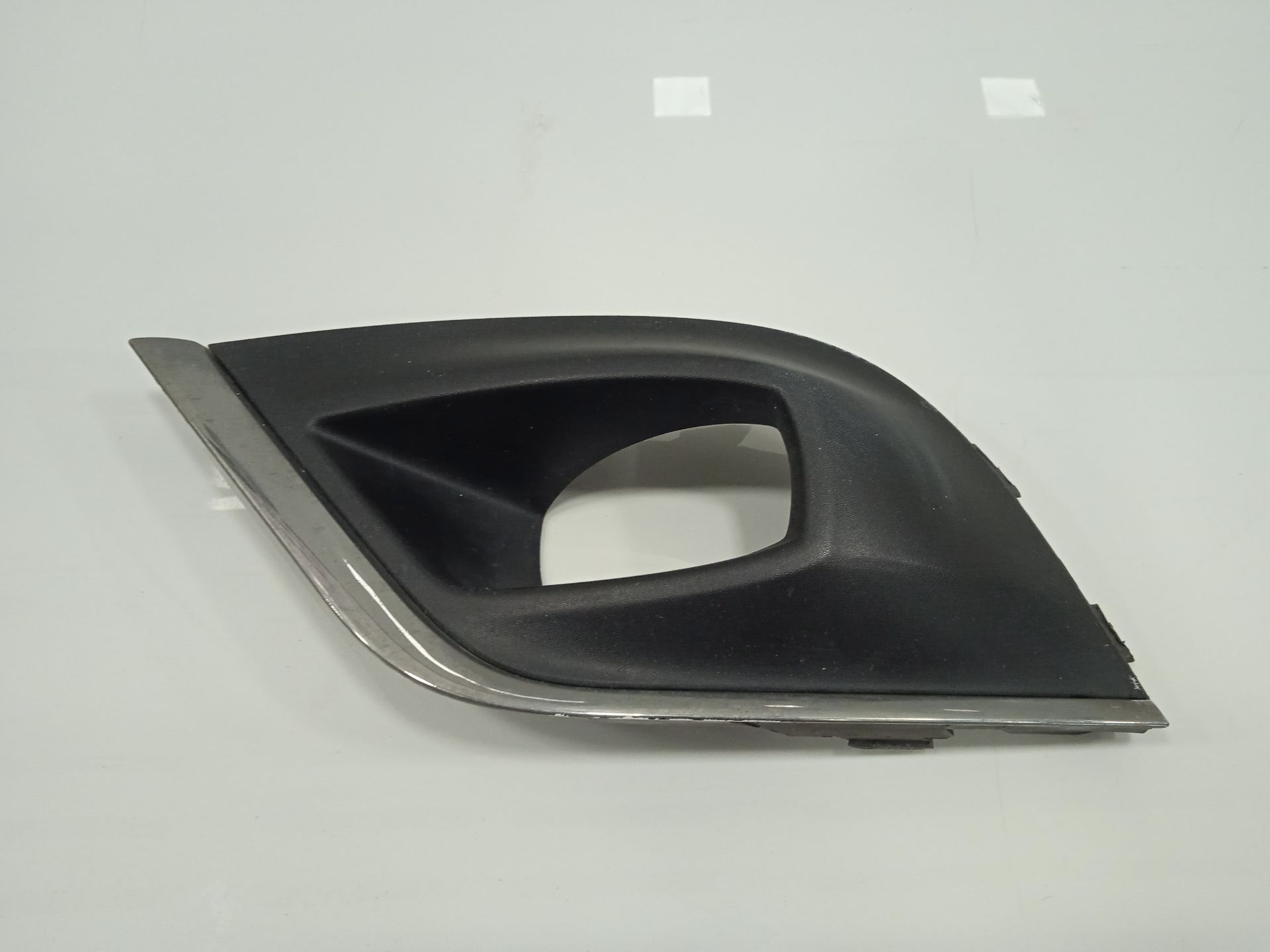 MOLDURA ANTINIEBLAS DELANTERO IZQUIERDO RENAULT CLIO IV Wolfnoir