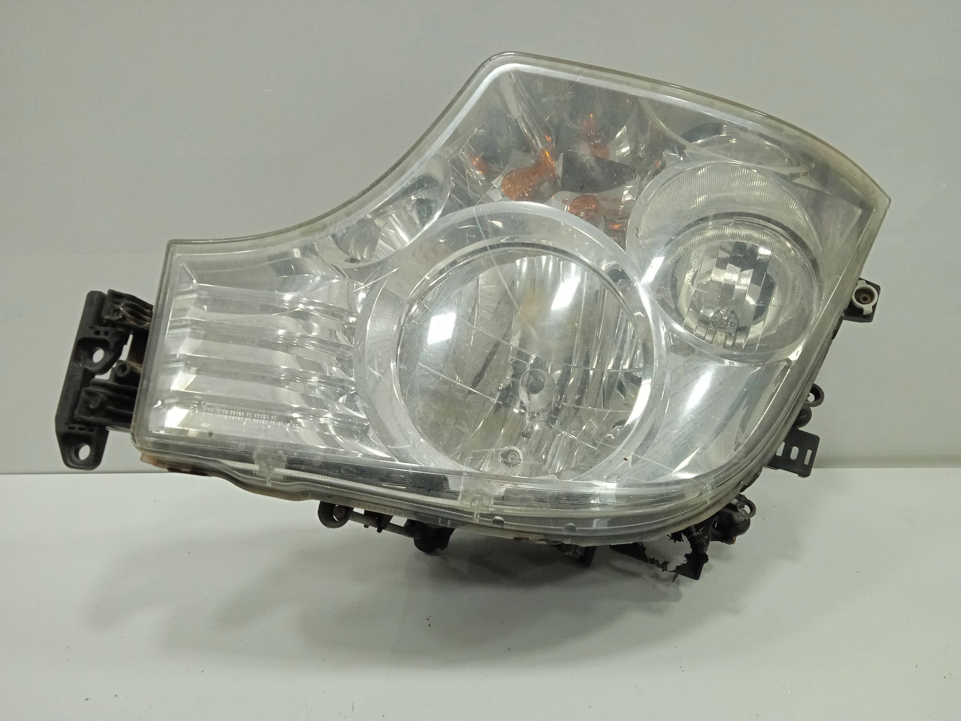 FARO IZQUIERDO MERCEDES-BENZ ACTROS BM 963.XXX 2-ACHSER 18XX 4x2 Sattelzugmaschine L BigSpace