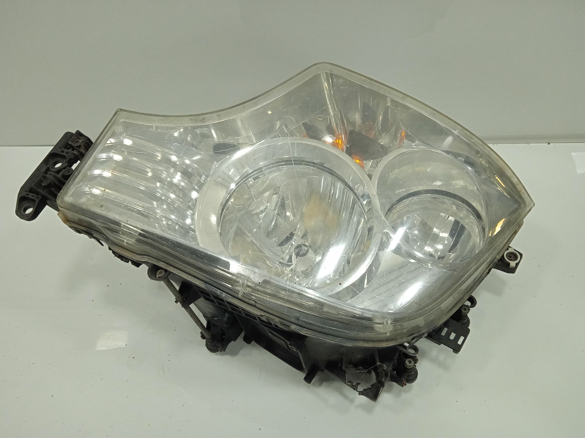 FARO IZQUIERDO MERCEDES-BENZ ACTROS BM 963.XXX 2-ACHSER 18XX 4x2 Sattelzugmaschine L BigSpace