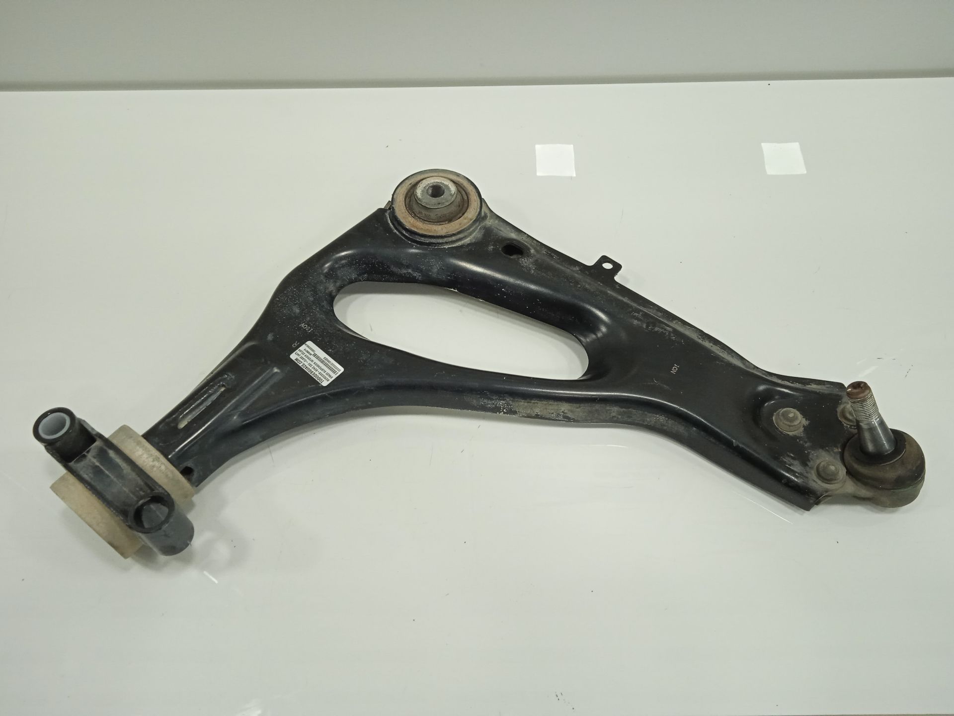 BRAZO SUSPENSION INFERIOR DELANTERO DERECHO