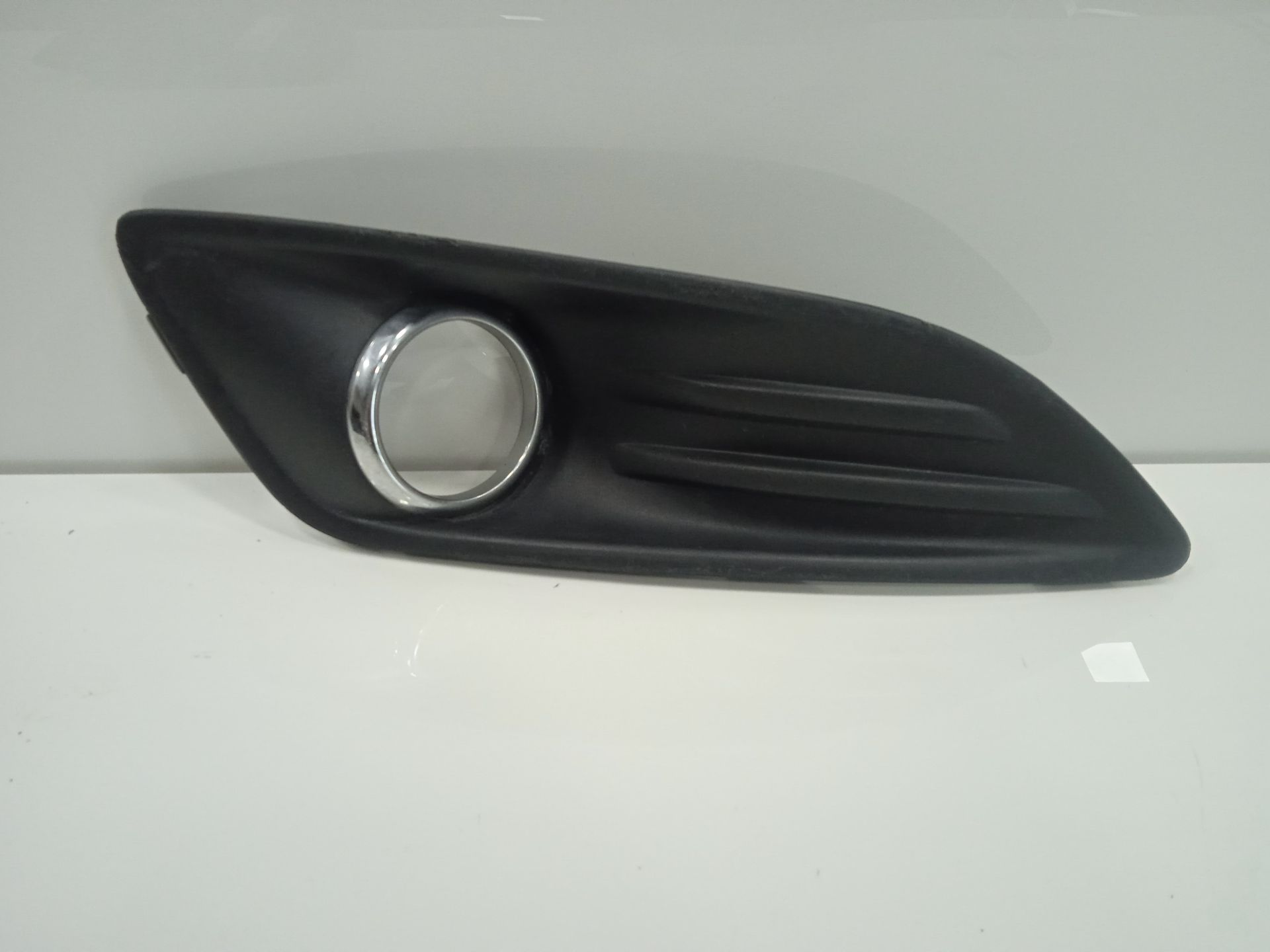 MOLDURA ANTINIEBLAS DELANTERO IZQUIERDO MERCEDES-BENZ EQV -CLASE (447) *