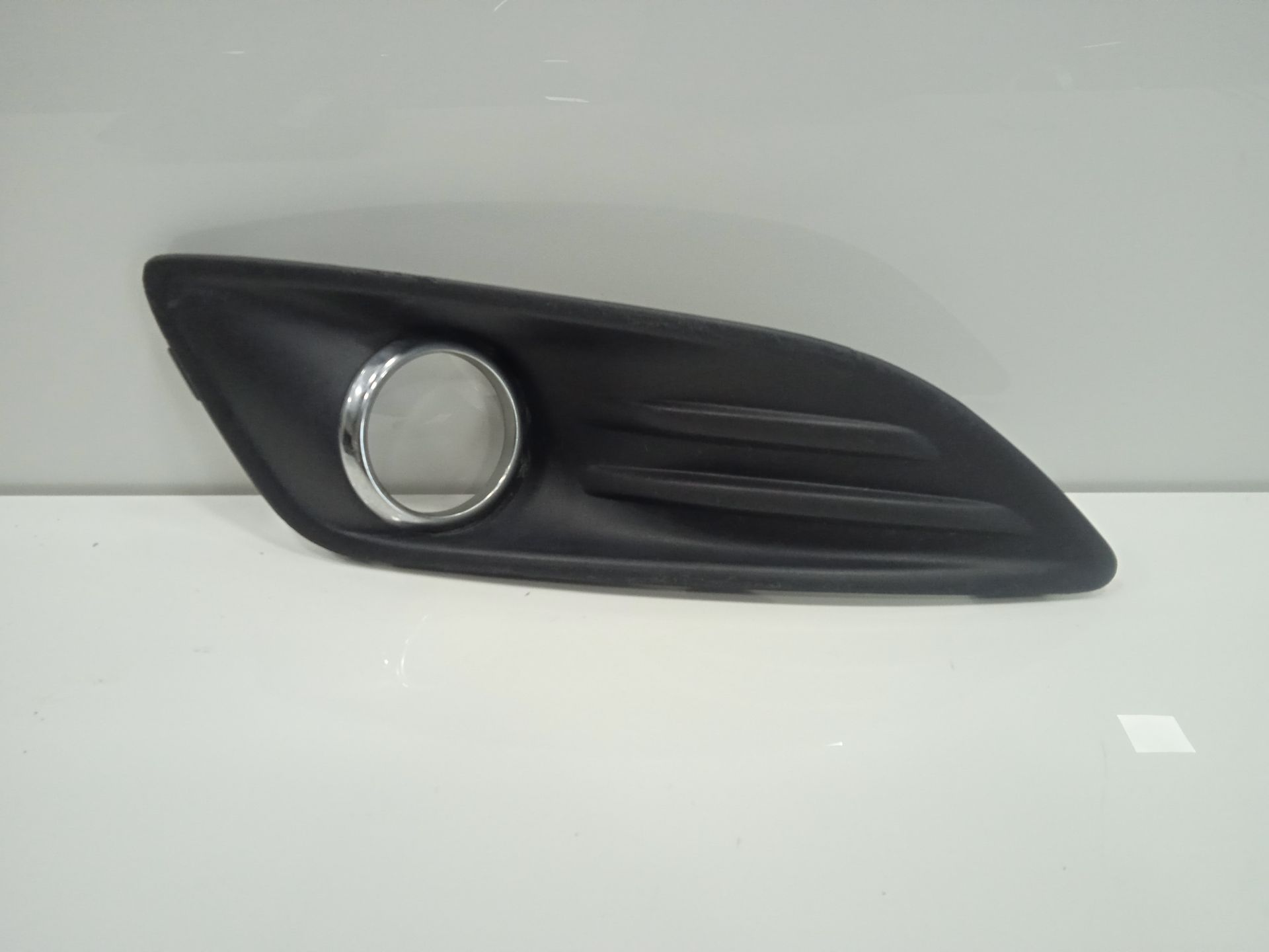 MOLDURA ANTINIEBLAS DELANTERO IZQUIERDO MERCEDES-BENZ EQV -CLASE (447) *