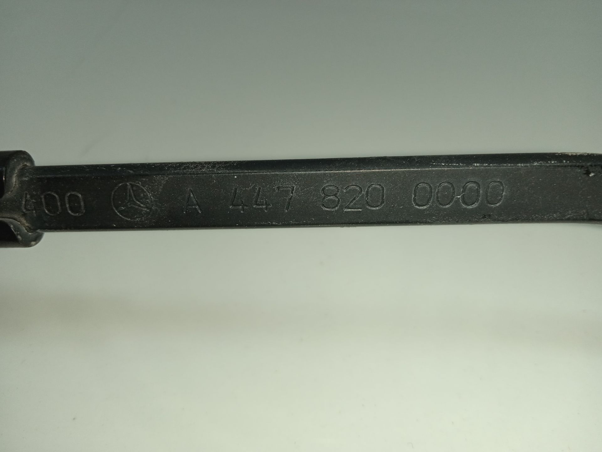 BRAZO LIMPIA DELANTERO IZQUIERDO
