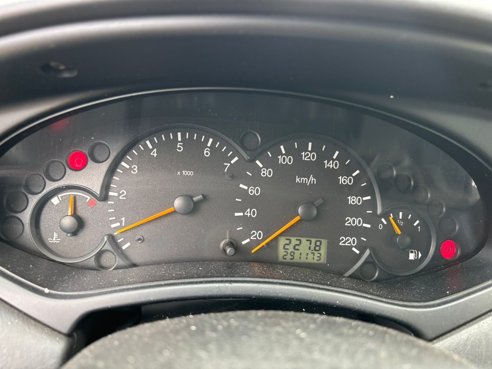 FORD FOCUS BERLINA (CAK) Ambiente Motor 1,8 Ltr. - 66 kW TDDI Turbodiesel CAT