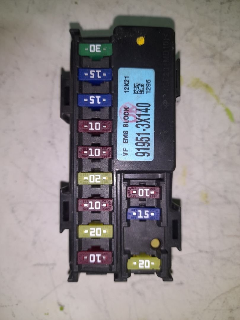 CAJA RELES / FUSIBLES HYUNDAI I40 GL BLUEDRIVE CITY / BLUEDRIVE CITY