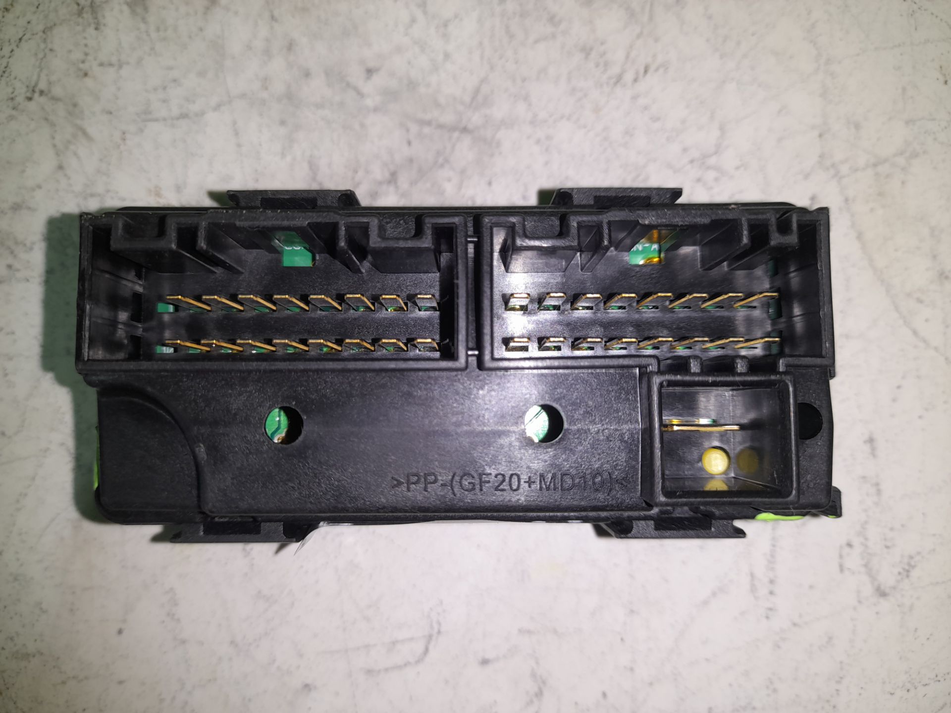 CAJA RELES / FUSIBLES HYUNDAI I40 GL BLUEDRIVE CITY / BLUEDRIVE CITY