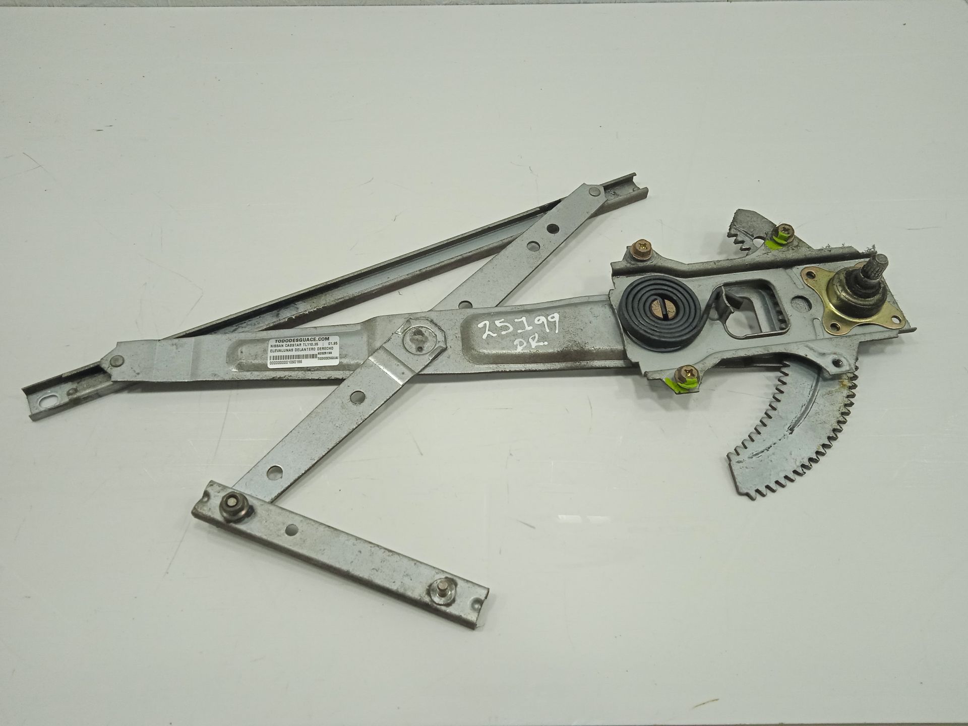 ELEVALUNAS DELANTERO DERECHO NISSAN CABSTAR TL110.35