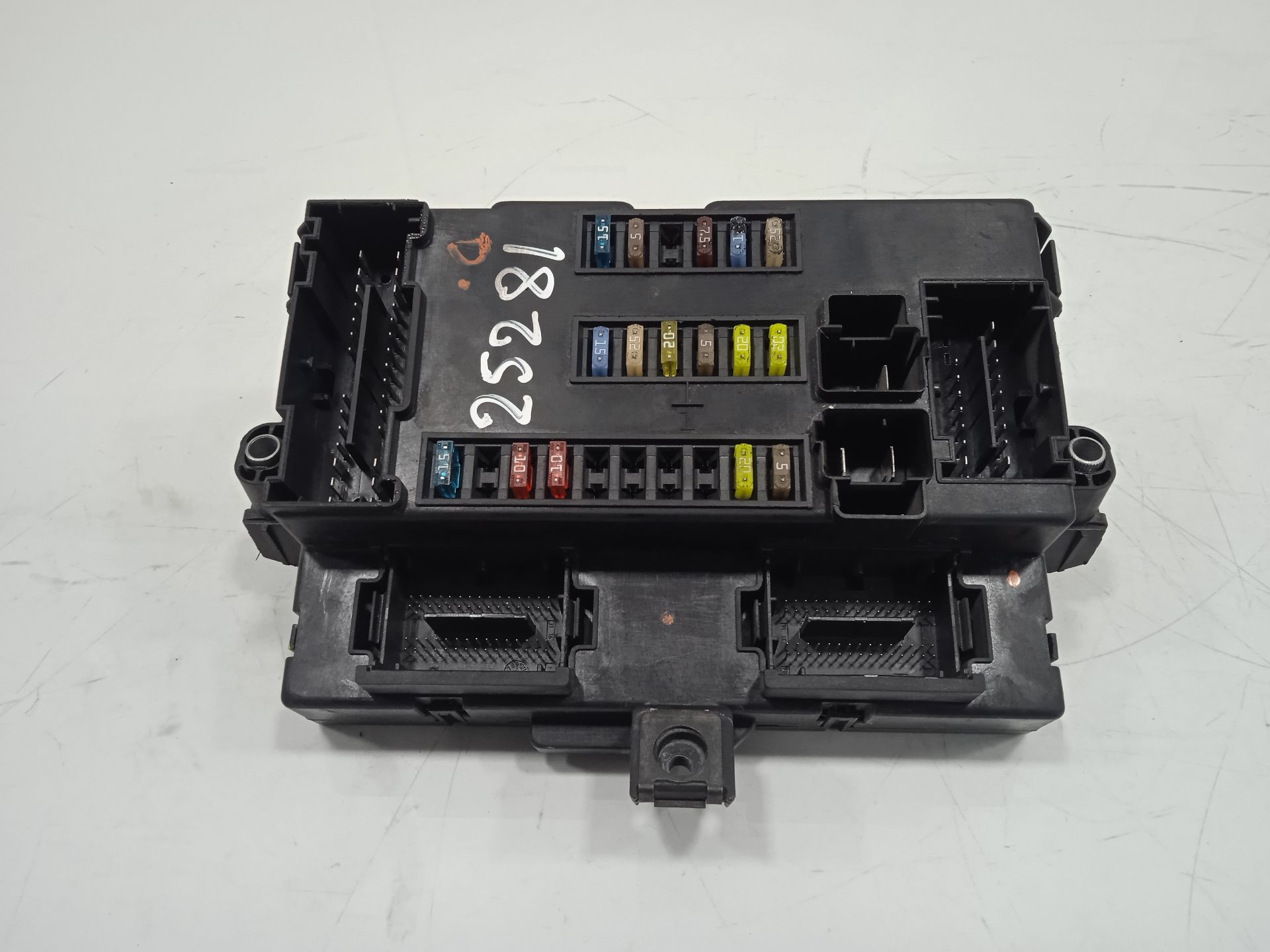 CAJA RELES / FUSIBLES