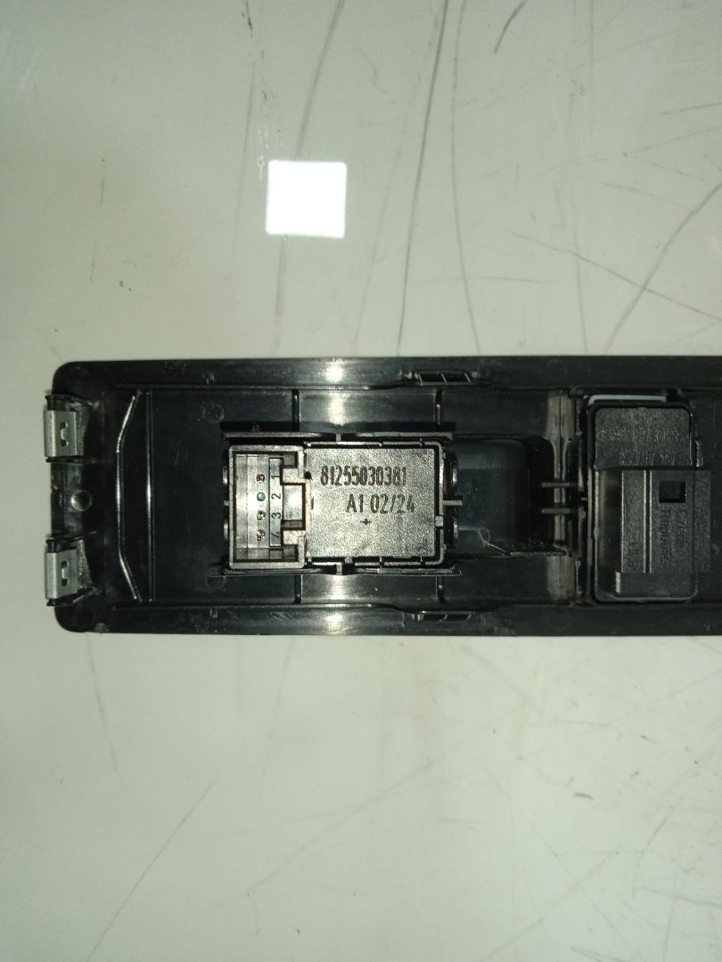 MANDO ELEVALUNAS DELANTERO DERECHO MAN TGX 33.XXX FG /   6x4   BL XL