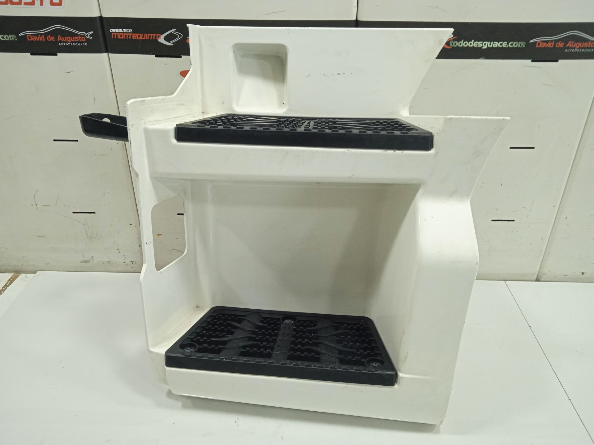 ESCALON CABINA IZQUIERDO MAN TGX 33.XXX FG /   6x4   BL XL