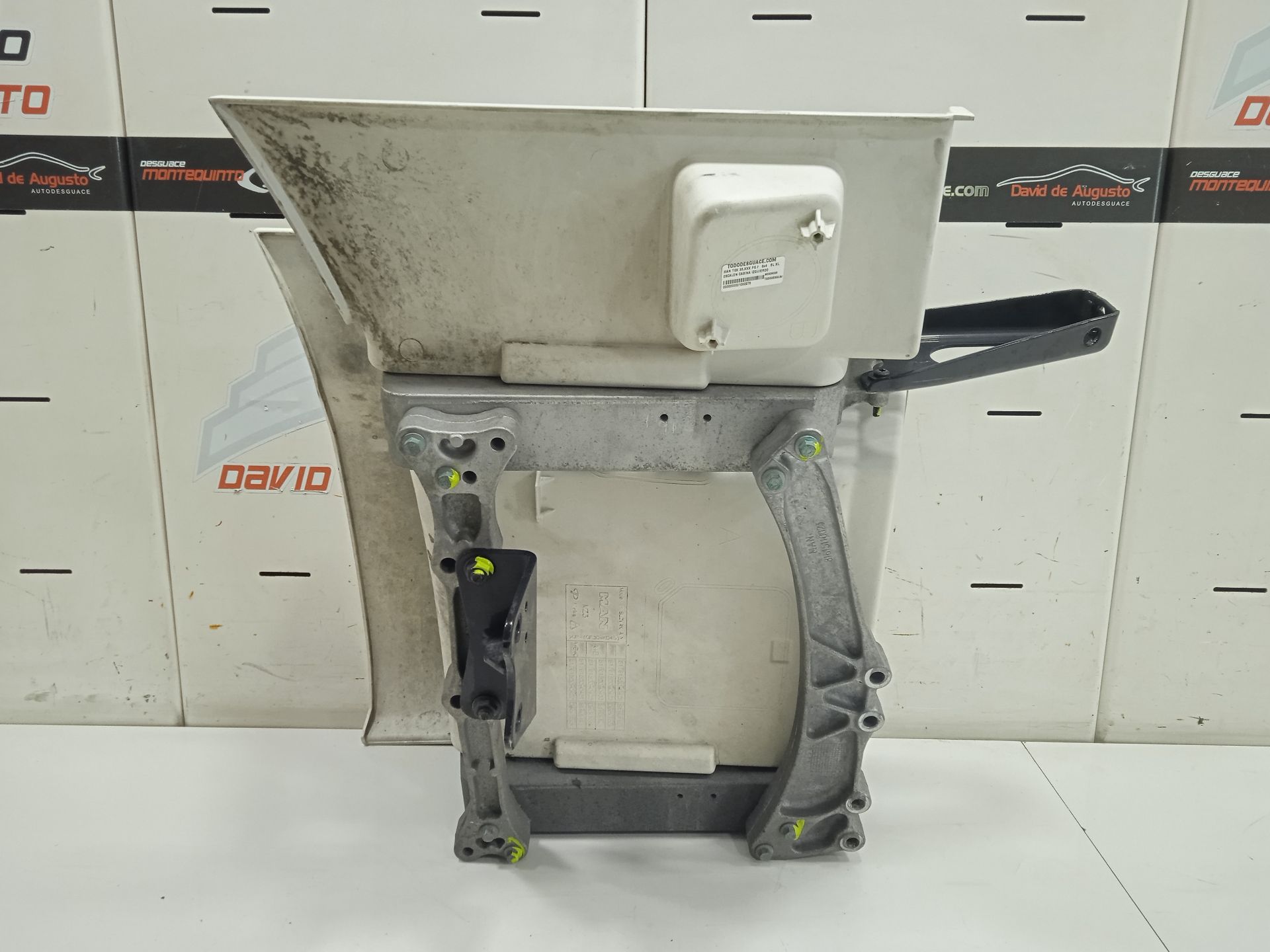 ESCALON CABINA IZQUIERDO MAN TGX 33.XXX FG /   6x4   BL XL