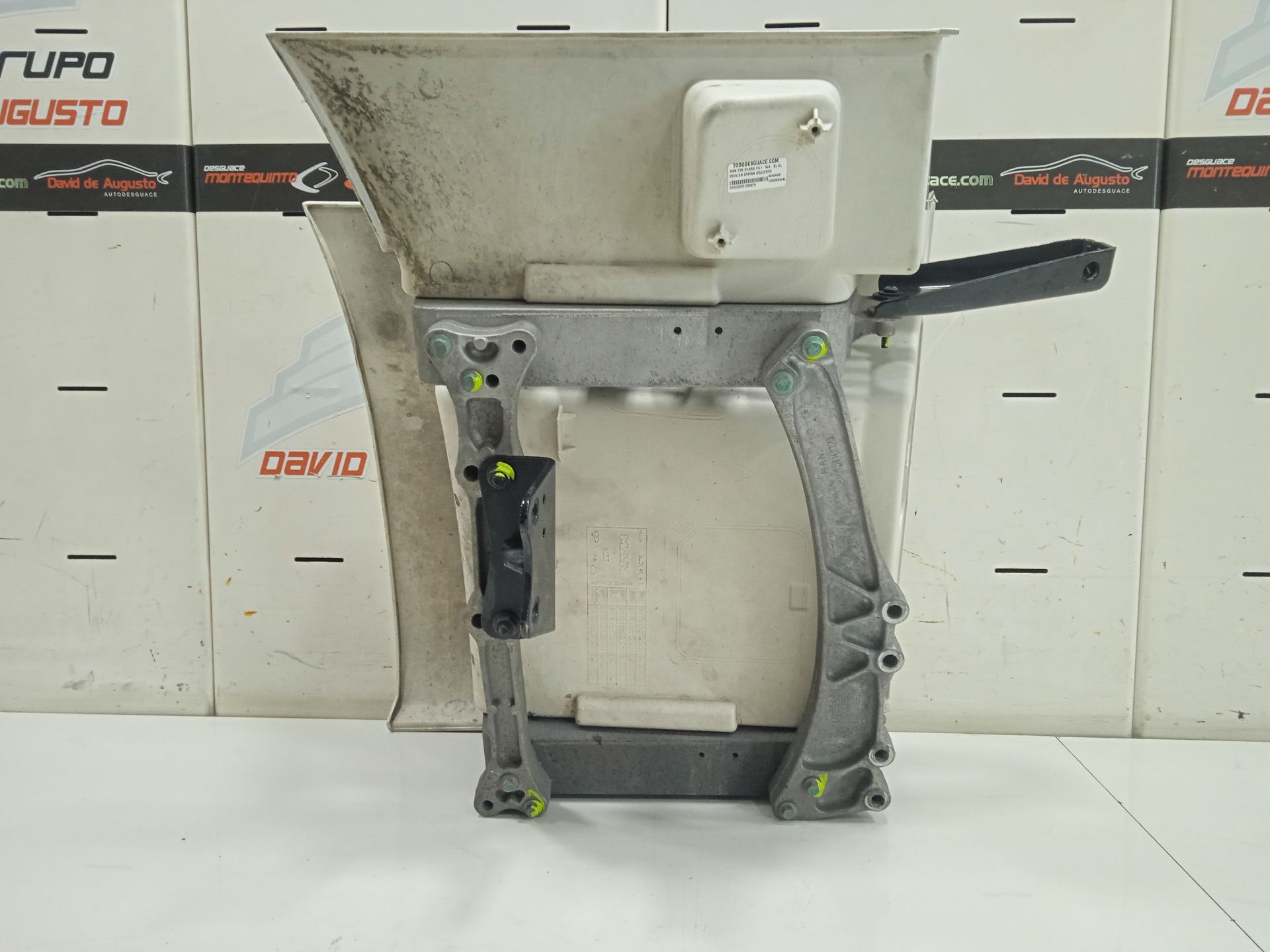 ESCALON CABINA IZQUIERDO MAN TGX 33.XXX FG /   6x4   BL XL