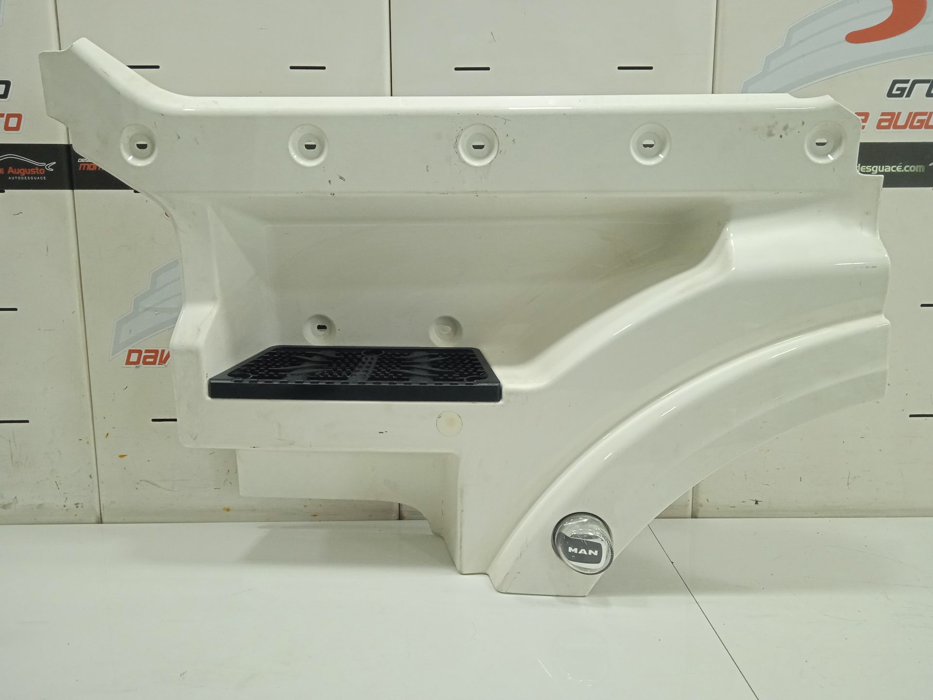 ESTRIBO DERECHO MAN TGX 33.XXX FG /   6x4   BL XL