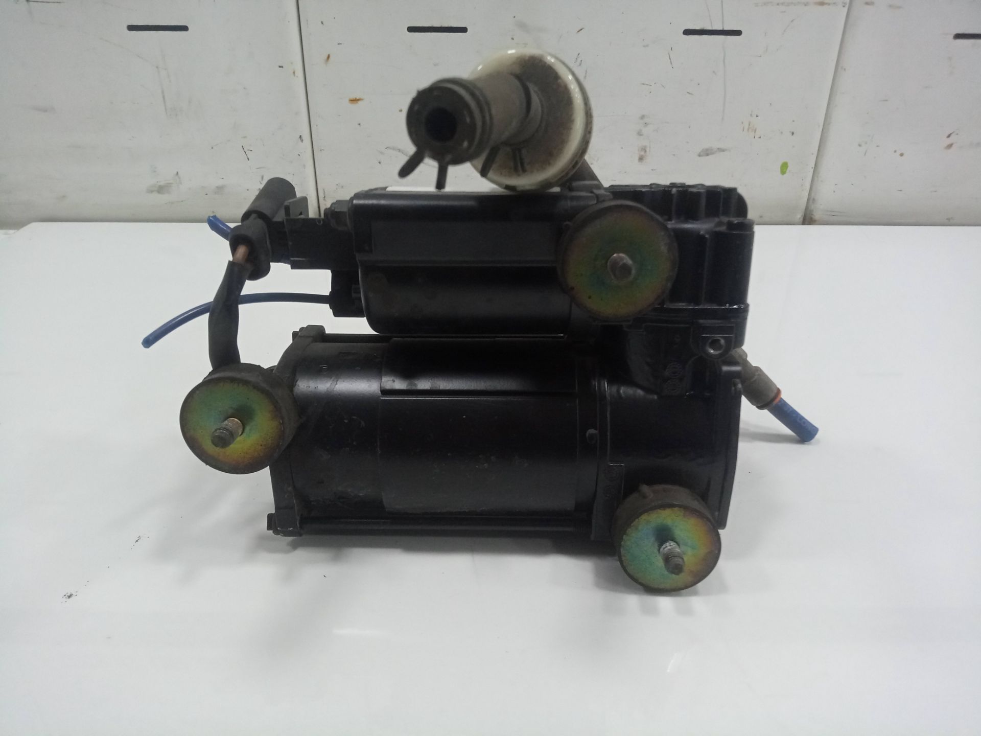 COMPRESOR DE SUSPENSION NEUMATICA IVECO DAILY CAJA ABIERTA *