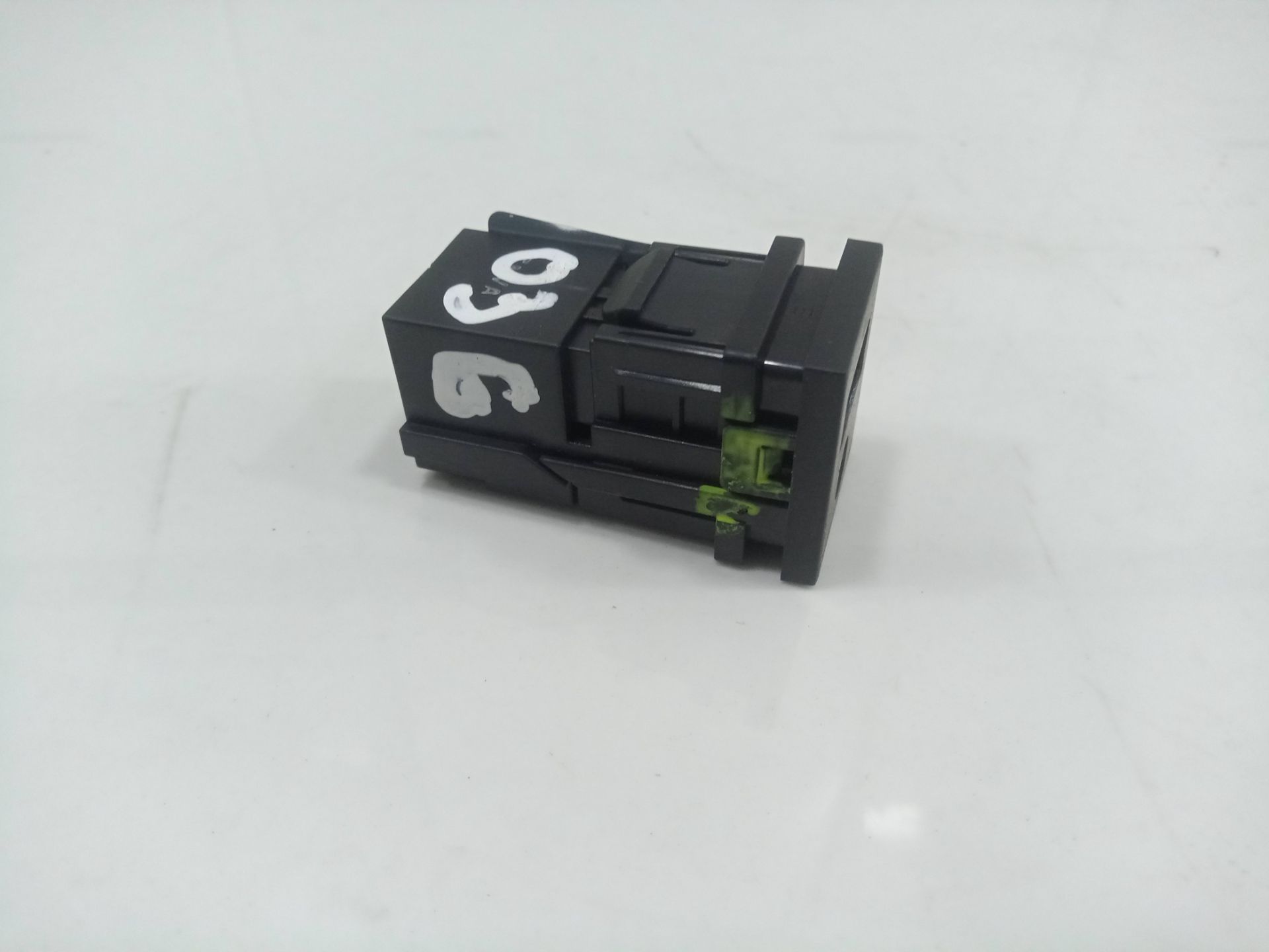 PUERTO USB AUXILIAR TOYOTA COROLLA (E21) HYBRID STYLE