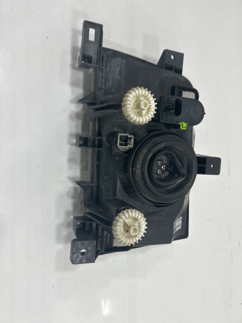 FARO DERECHO NISSAN CABSTAR E Cabina doble Cabina doble