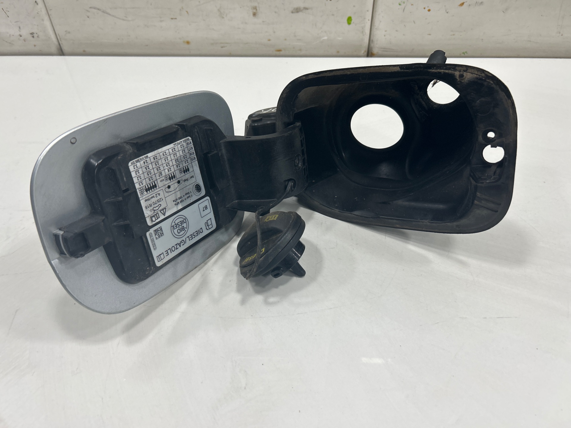 TAPA EXTERIOR COMBUSTIBLE SKODA OCTAVIA COMBI (5E5) *