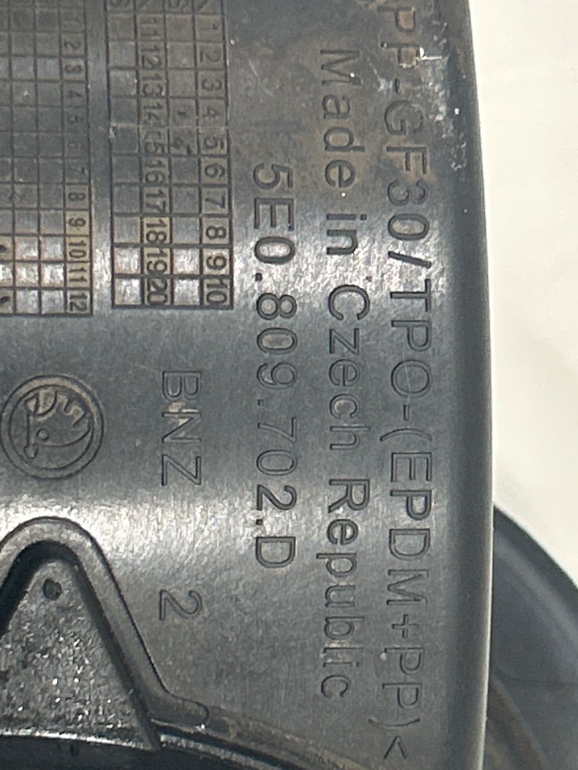 TAPA EXTERIOR COMBUSTIBLE SKODA OCTAVIA COMBI (5E5) *