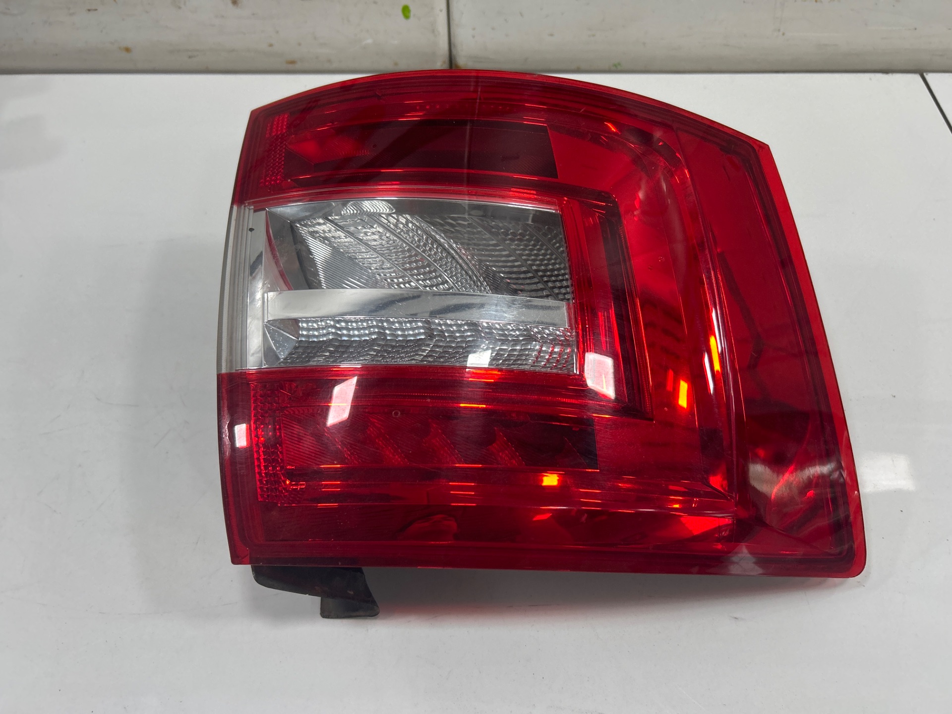 PILOTO TRASERO IZQUIERDO SKODA OCTAVIA COMBI (5E5) *