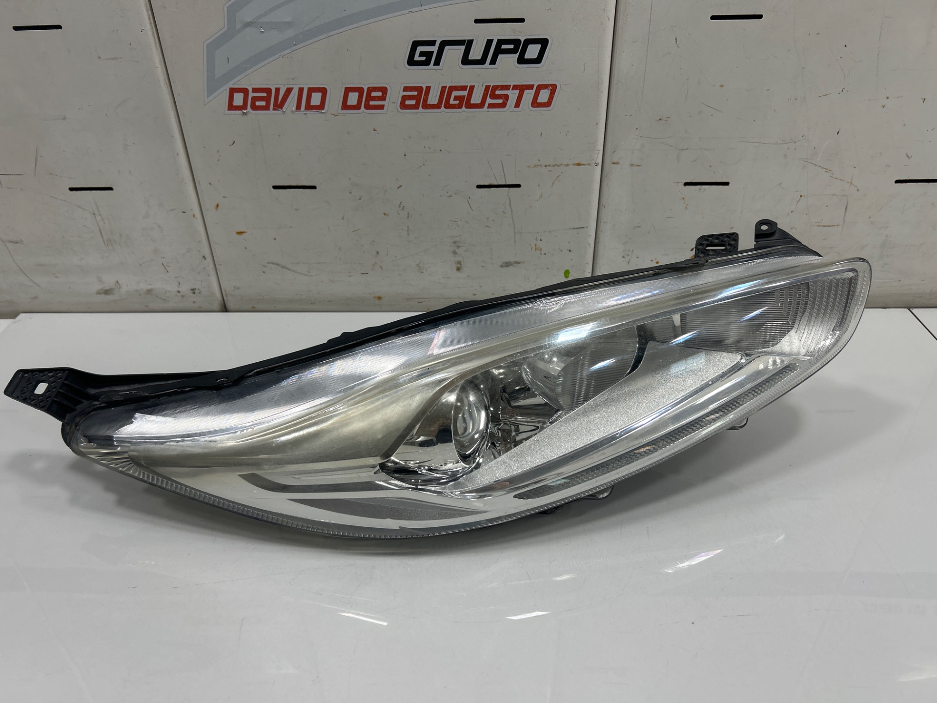 FARO DERECHO FORD FIESTA (CCN) Black Edition