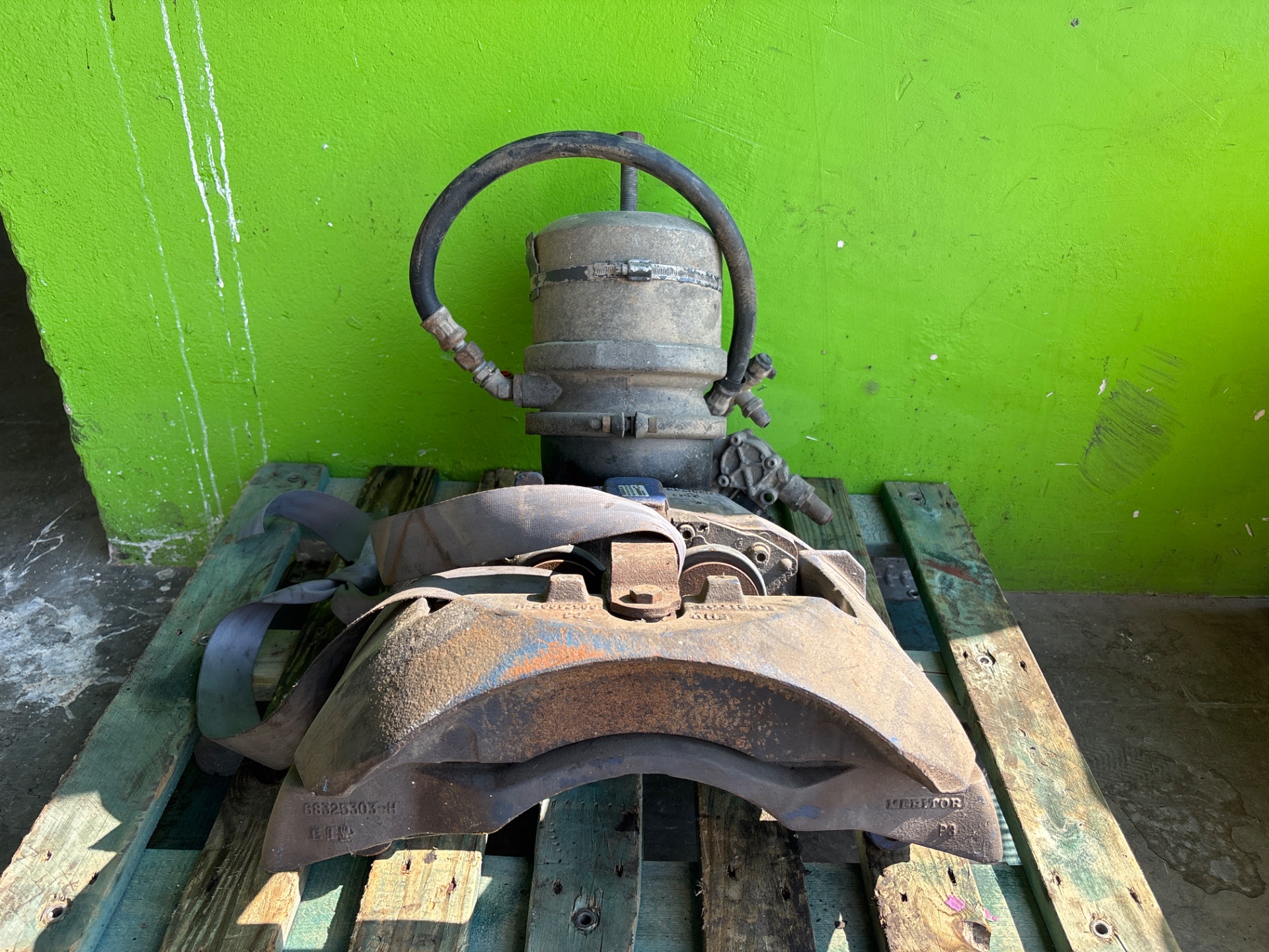 PINZA DE FRENO DELANTERA IZQUIERDA VOLVO FH XXX Fg 4x2 LOW Largo (LH1 o L2H1)