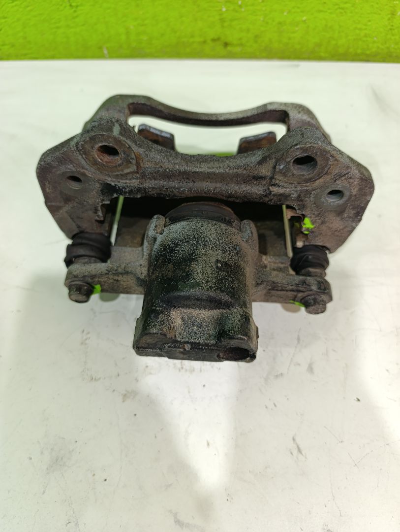 PINZA DE FRENO TRASERA DERECHA MITSUBISHI CANTER 4.05 -> Plataforma 35 Cabina doble (Comfort)