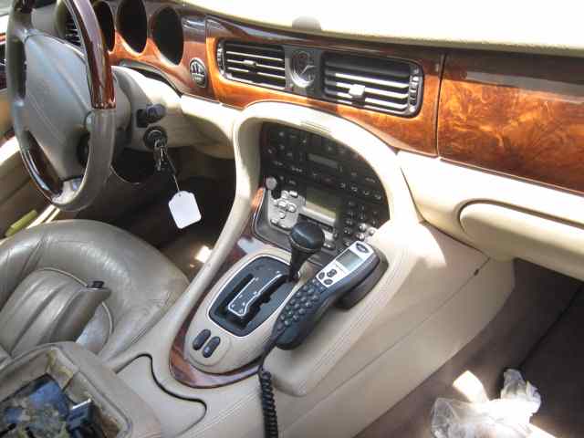 JAGUAR XJ 3.2 Executive Motor 3,2 Ltr. - 174 kW V8 32V CAT