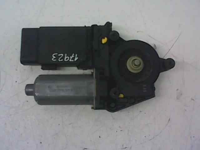 MOTOR ELEVALUNAS DELANTERO IZQUIERDO VOLKSWAGEN PASSAT BERLINA (3B2) Básico