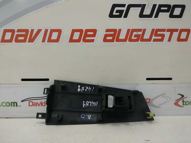 MANDO ELEVALUNAS DELANTERO DERECHO TOYOTA COROLLA (E12) 1.6 Linea Luna Berlina
