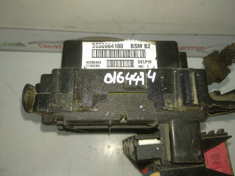 CAJA RELES / FUSIBLES LADA NIVA EXP.4T MANUAL 5V