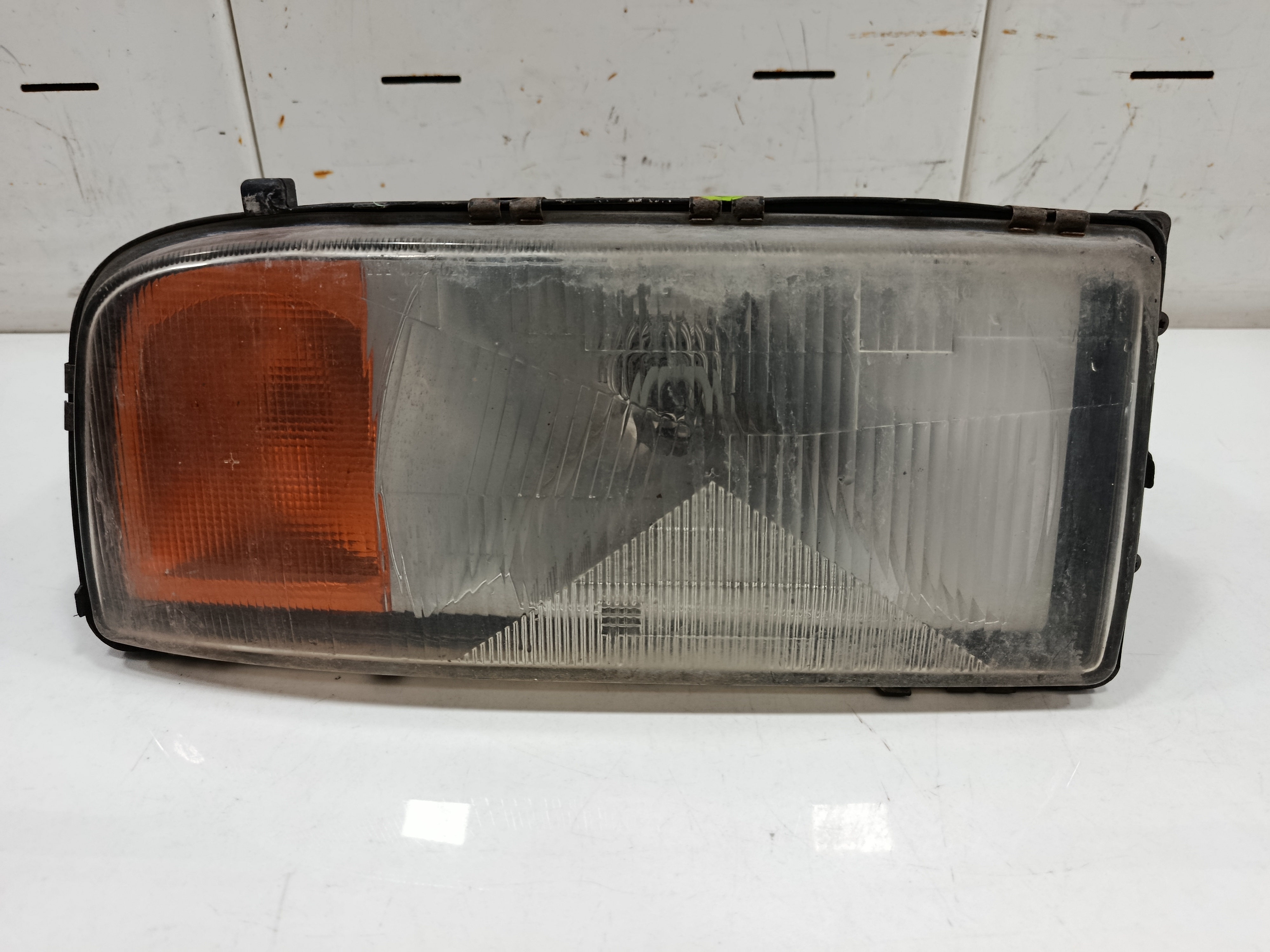 FARO IZQUIERDO MERCEDES-BENZ ATEGO 2-EJES 18 T /BM 950/2/4 *