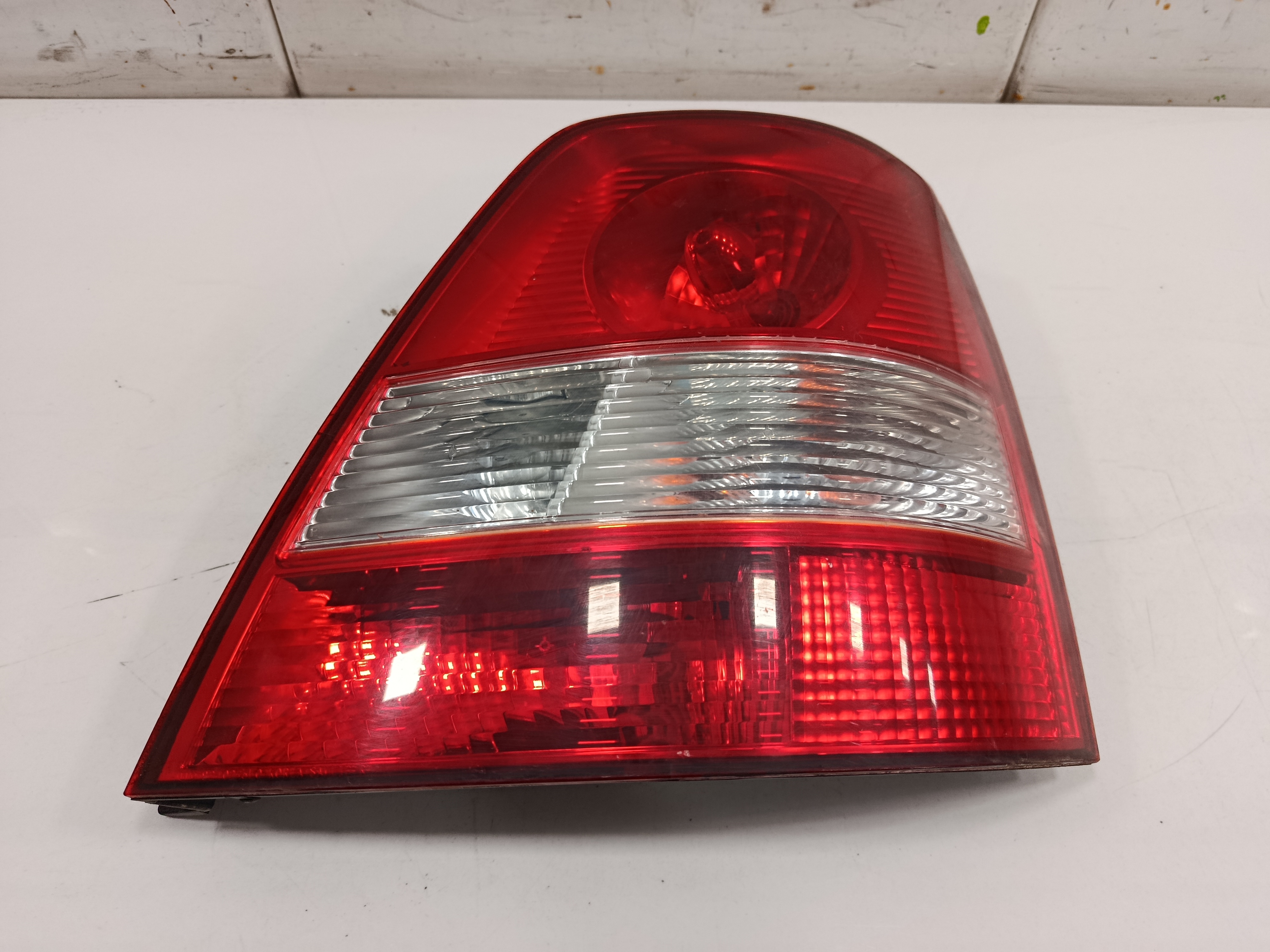 PILOTO TRASERO DERECHO KIA SORENTO 2.5 CRDi EX