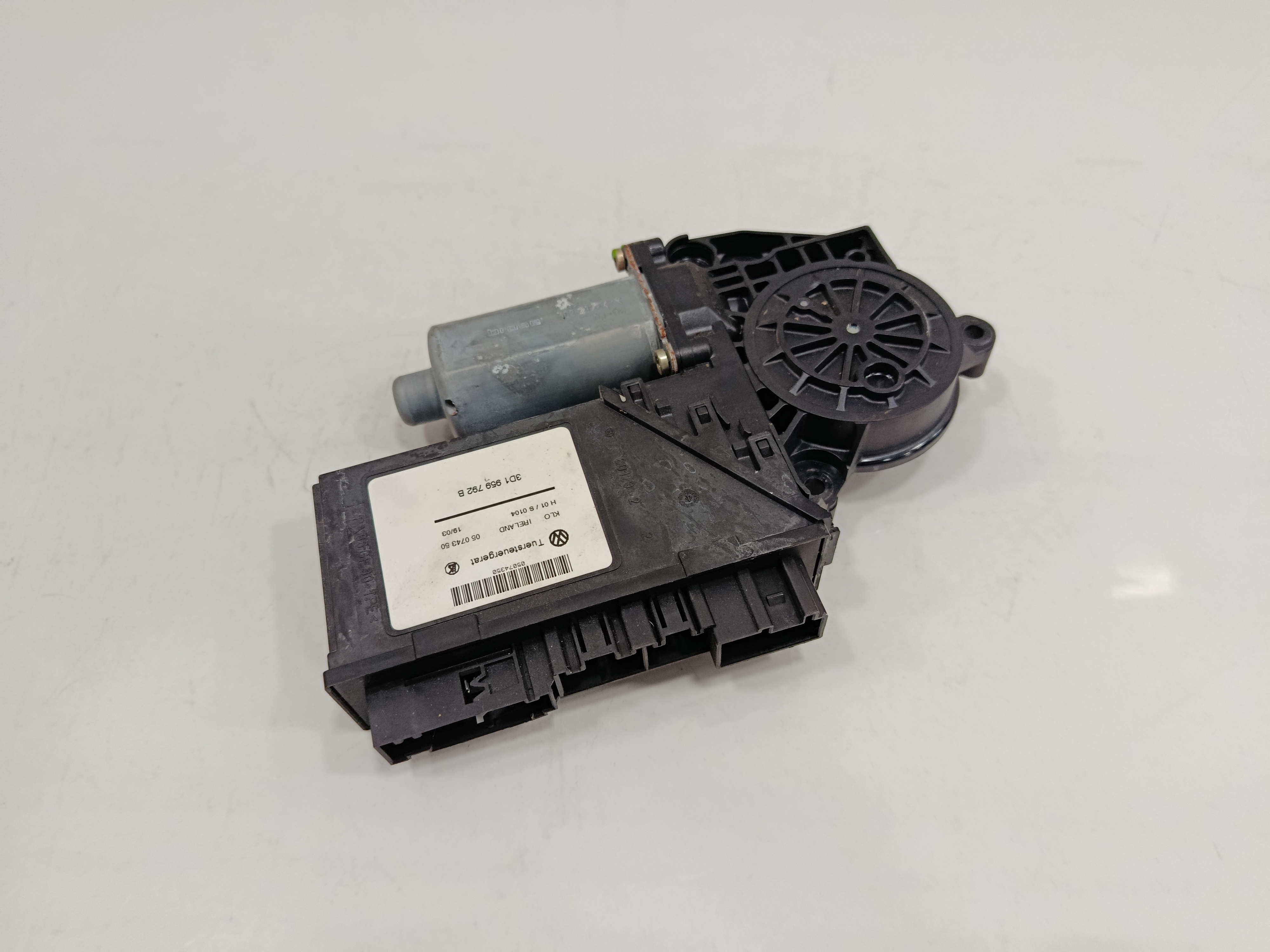 MOTOR ELEVALUNAS DELANTERO DERECHO VOLKSWAGEN TOUAREG (7LA) TDI V10