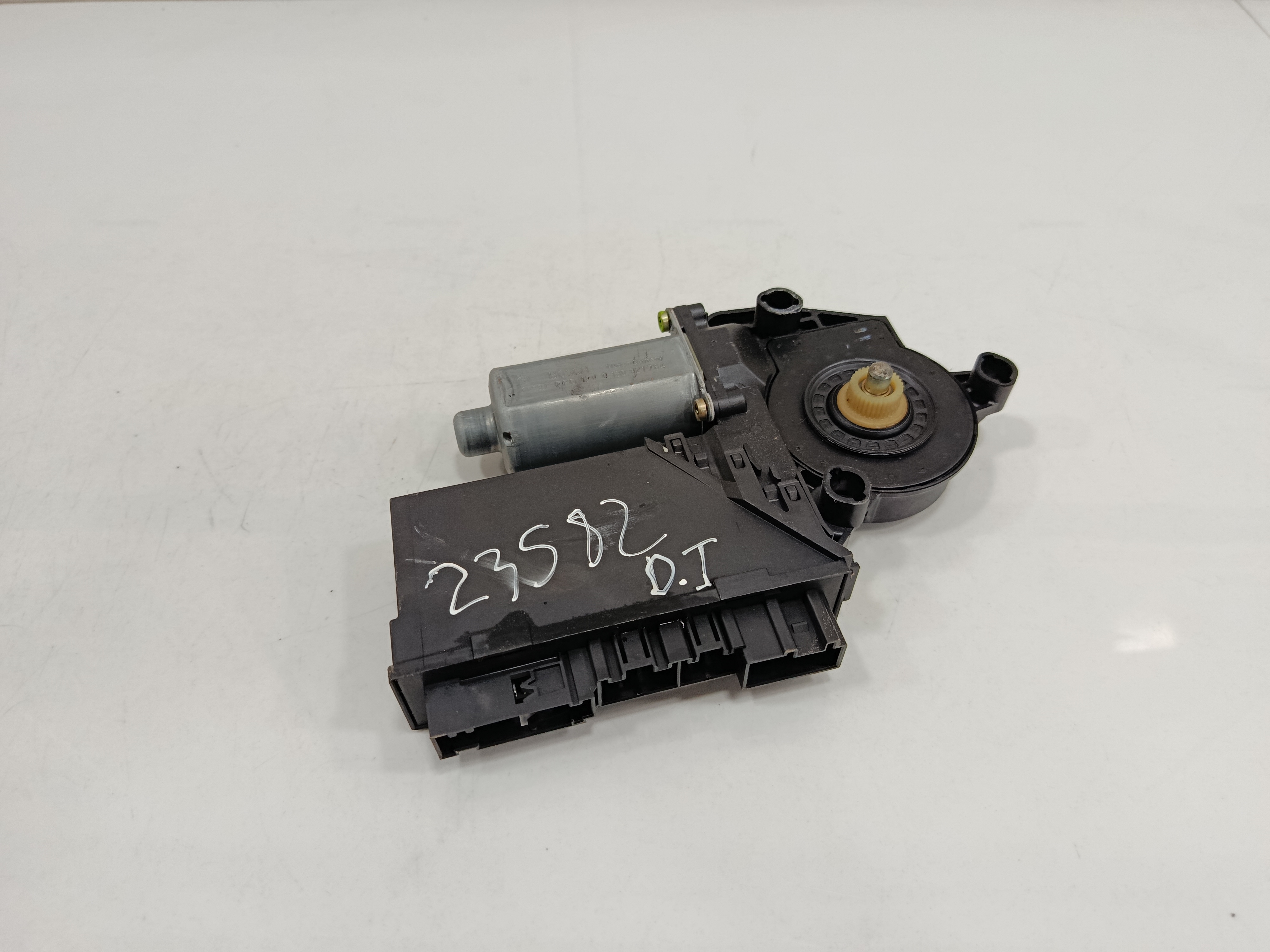 MOTOR ELEVALUNAS DELANTERO IZQUIERDO VOLKSWAGEN TOUAREG (7LA) TDI V10