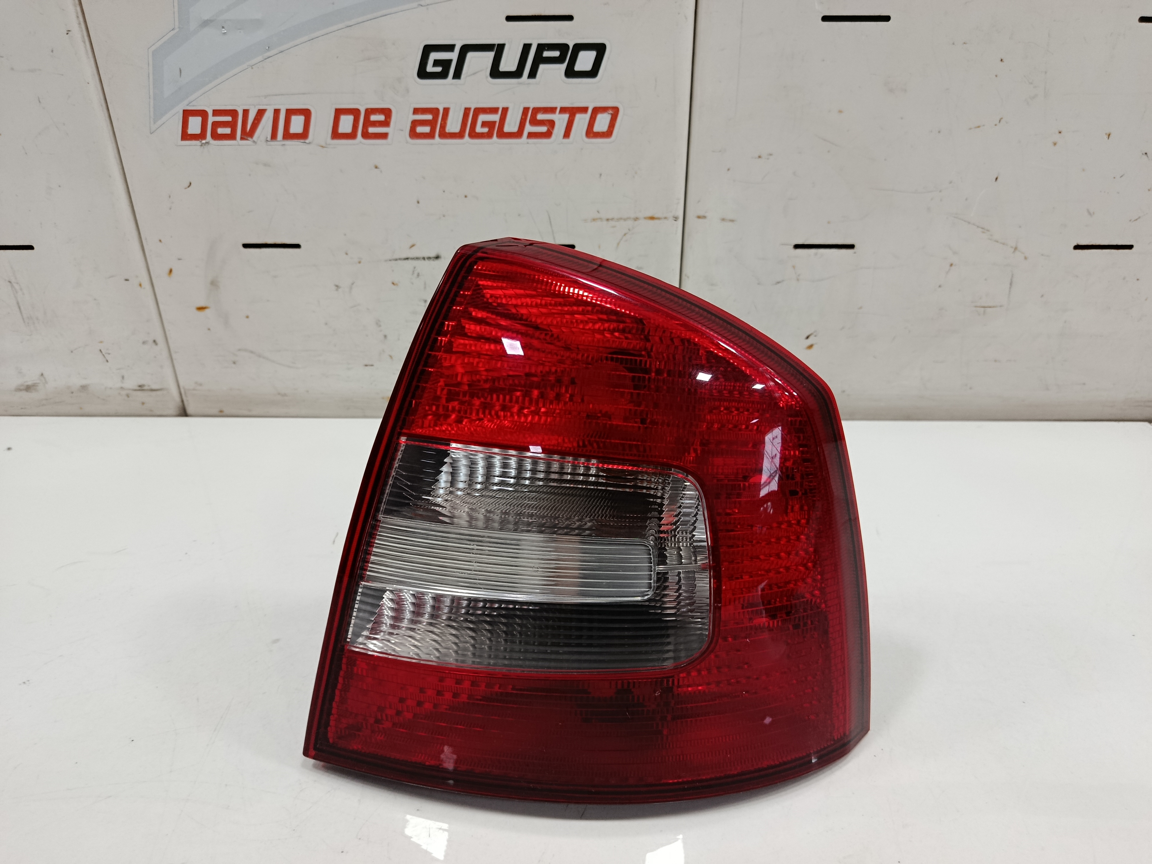 PILOTO TRASERO DERECHO SKODA OCTAVIA BERLINA (1Z3) Active
