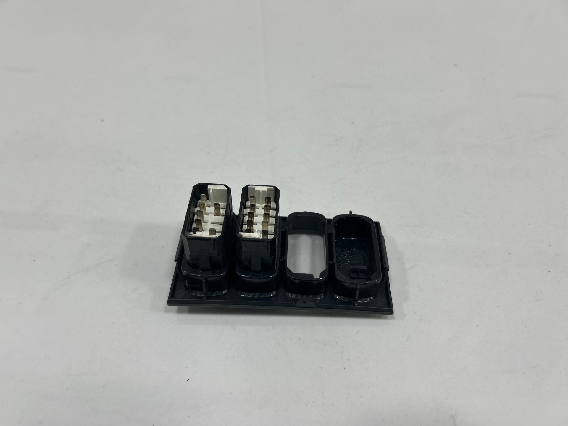 MANDO ELEVALUNAS DELANTERO IZQUIERDO SCANIA SERIE P/G/R (C-CLASE) FSa G320 (4x2) Corto CG 14